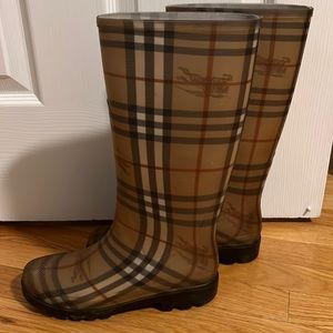 Burberry rain boots size 9 (39)